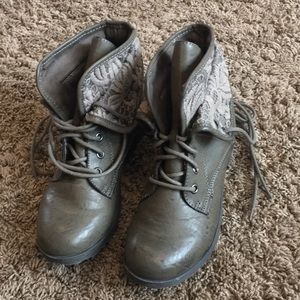 Girls super trendy boots!